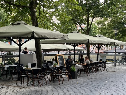 Terras Totaal Concept ontwerpt, produceert en monteert terrasschermen, schuifwanden, overkappingen, parasols en vaste wanden voor restaurants, cafés, hotels en strandpaviljoens in Nederland en België.