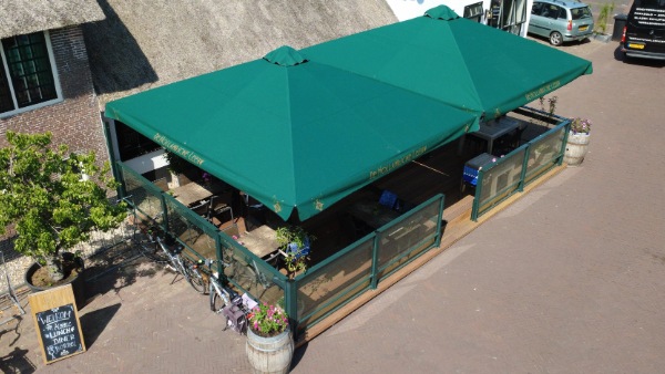 De horeca parasols op maat van Terras Totaal Concept zijn ontworpen voor terrassen die meer vragen dan standaardoplossingen.