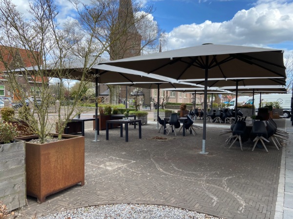 De horeca parasols op maat van Terras Totaal Concept zijn ontworpen voor terrassen die meer vragen dan standaardoplossingen.