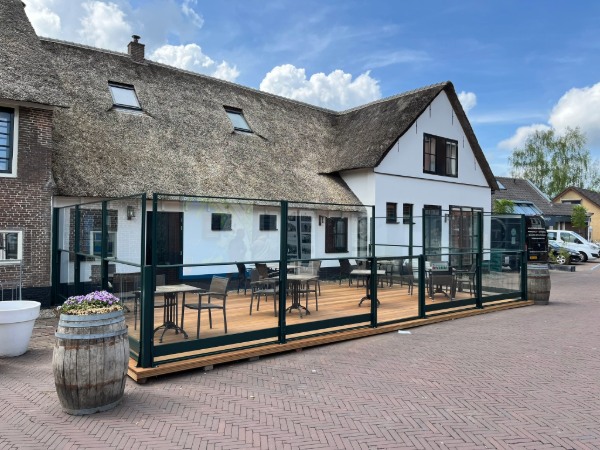 De terrasschermen op maat van Terras Totaal Concept worden geproduceerd in eigen werkplaats en gemonteerd door ervaren specialisten.