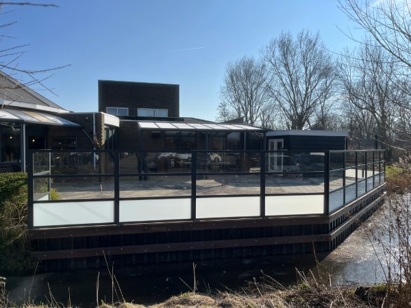 De terrasschermen op maat van Terras Totaal Concept worden geproduceerd in eigen werkplaats en gemonteerd door ervaren specialisten.