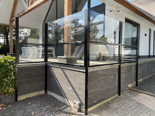 De terrasschermen op maat van Terras Totaal Concept worden geproduceerd in eigen werkplaats en gemonteerd door ervaren specialisten.